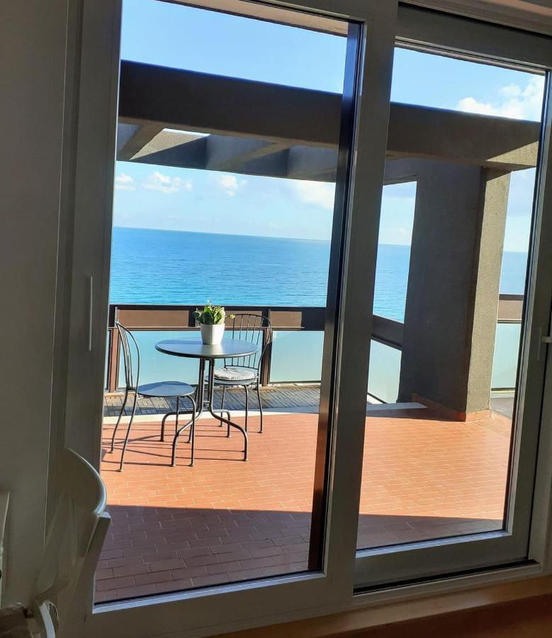 Attico Suite Spiaggia Bari Bagian luar foto